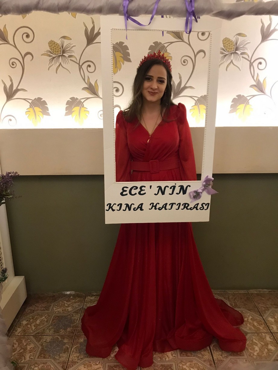Kirmizi Kina Elbisesi
